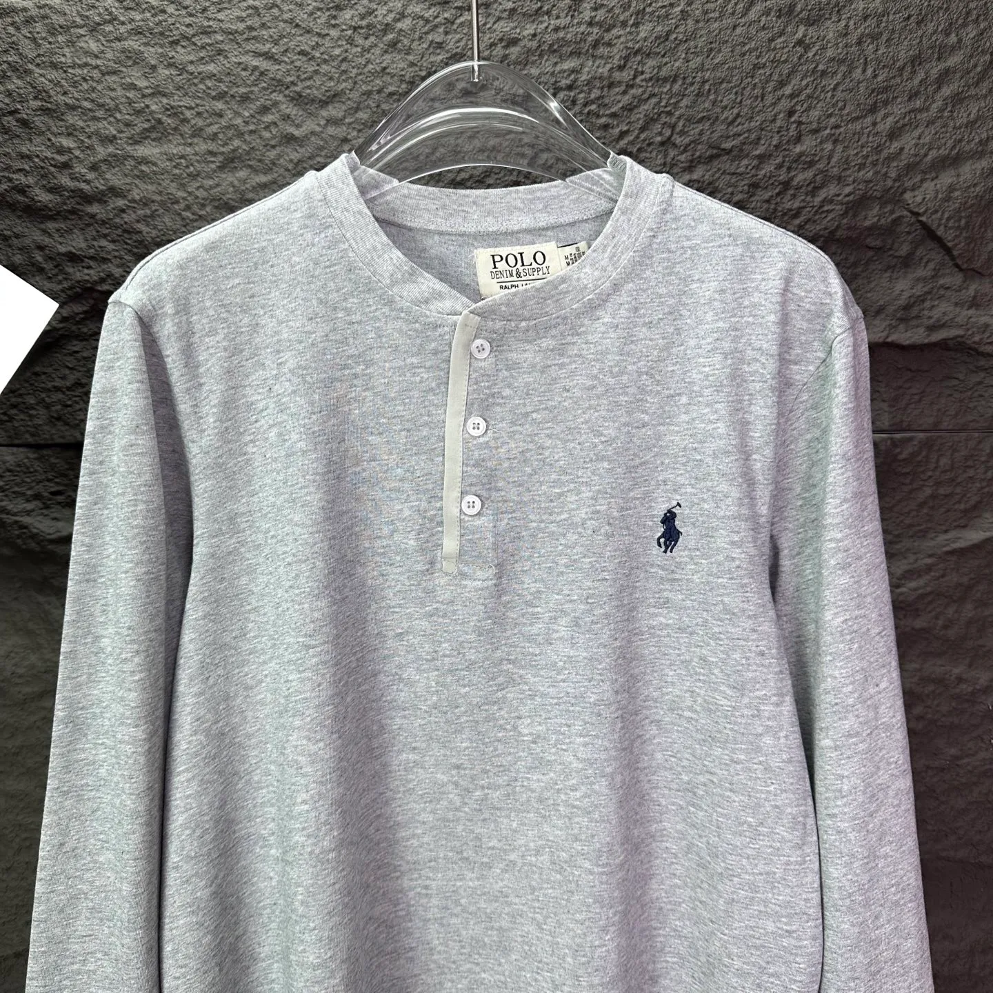 P180 Ralph Lauren 2025 new classic embroidered logo couple's style long-sleeved T-shirt 🔥High version🔥High version🔥 Original fabric Digital direct printing technology Same style as Internet celebrity star High version High quality😘😘 The fabric is made of 280g pure cotton fabric. It feels super comfortable, fashionable and individual. A long-sleeved T-shirt that is super versatile and good-looking. It is very suitable for both men and women. It is a must-have for everyone. Packaging and tags Collar label washed wheat complete 👍 Color: Gray Size: S-XL